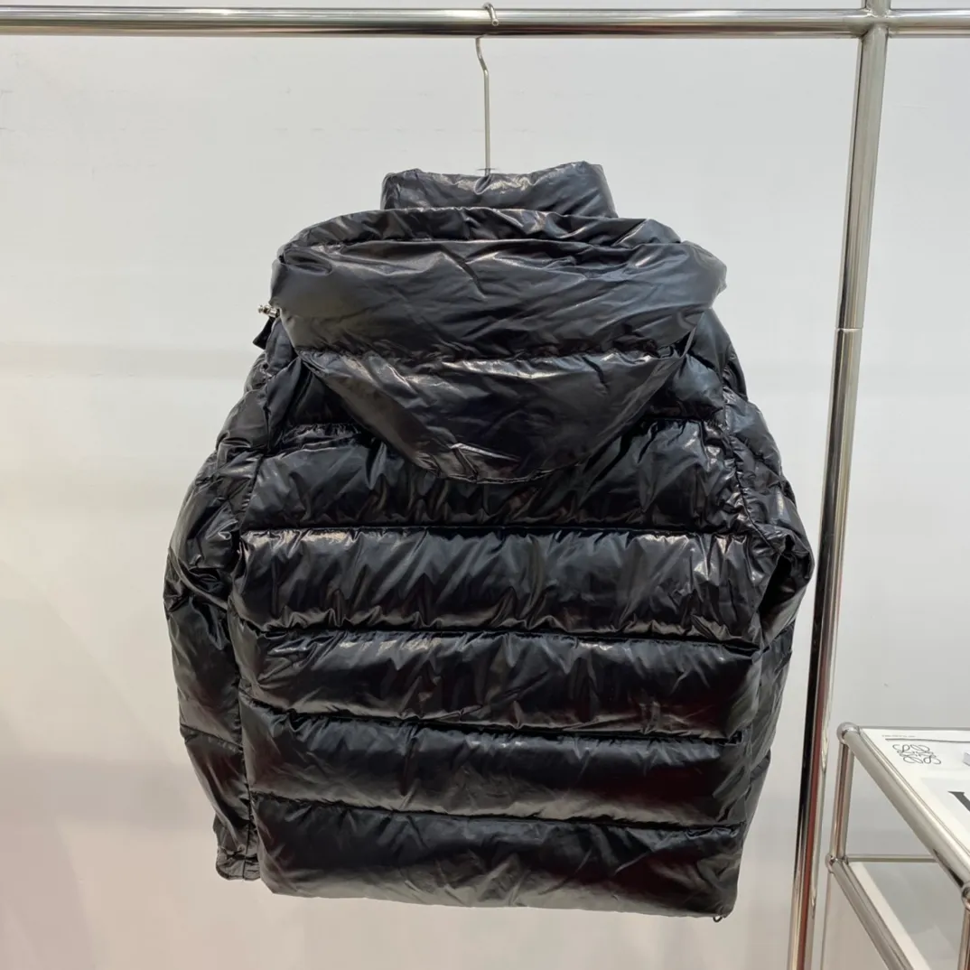 P390 Moncler/ 2026 70 、 。 DNA ， ， 。 Classic ， 、 。 Classic 70 。 Quality， 90 ，Premium Quality ， ，Black ！ Sizes M-3XL